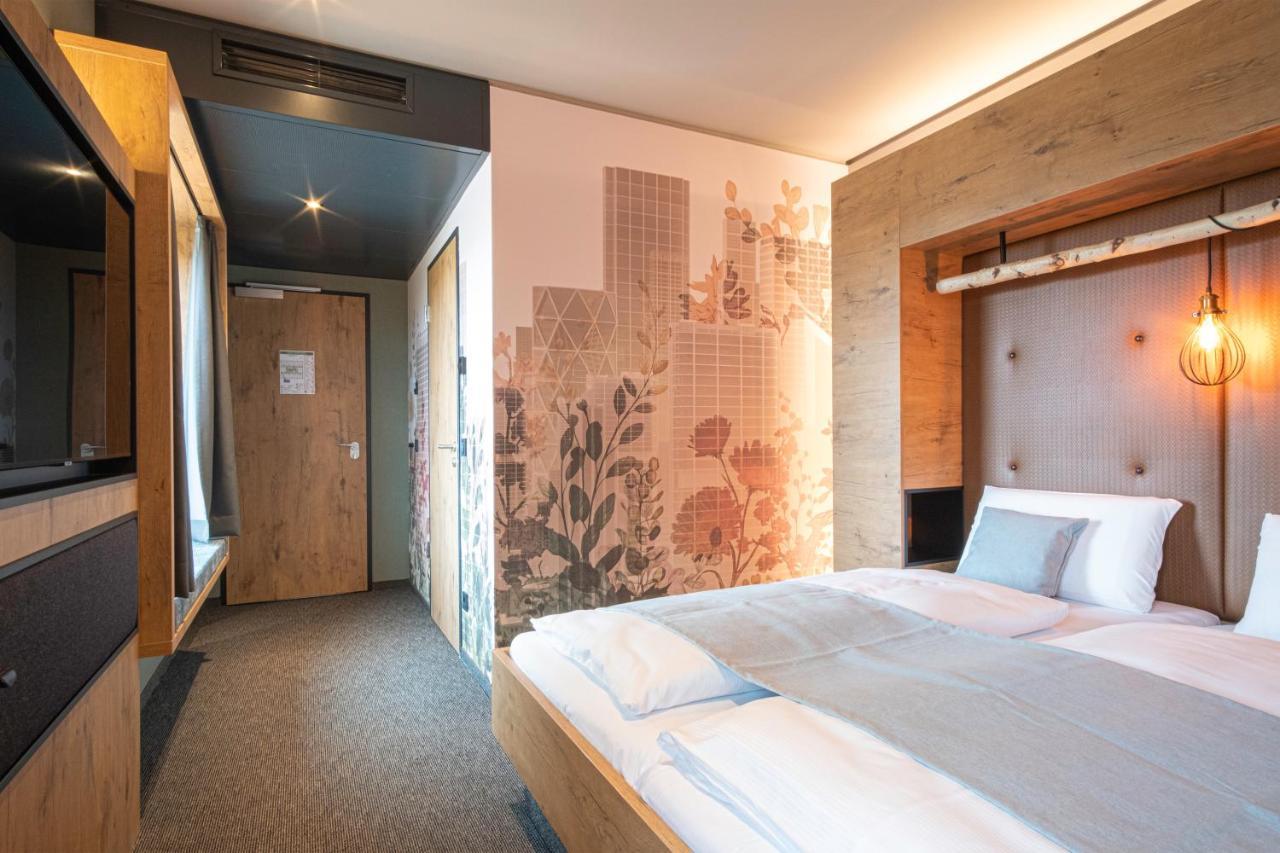 Riku Hotel Ройтлинген Екстериор снимка
