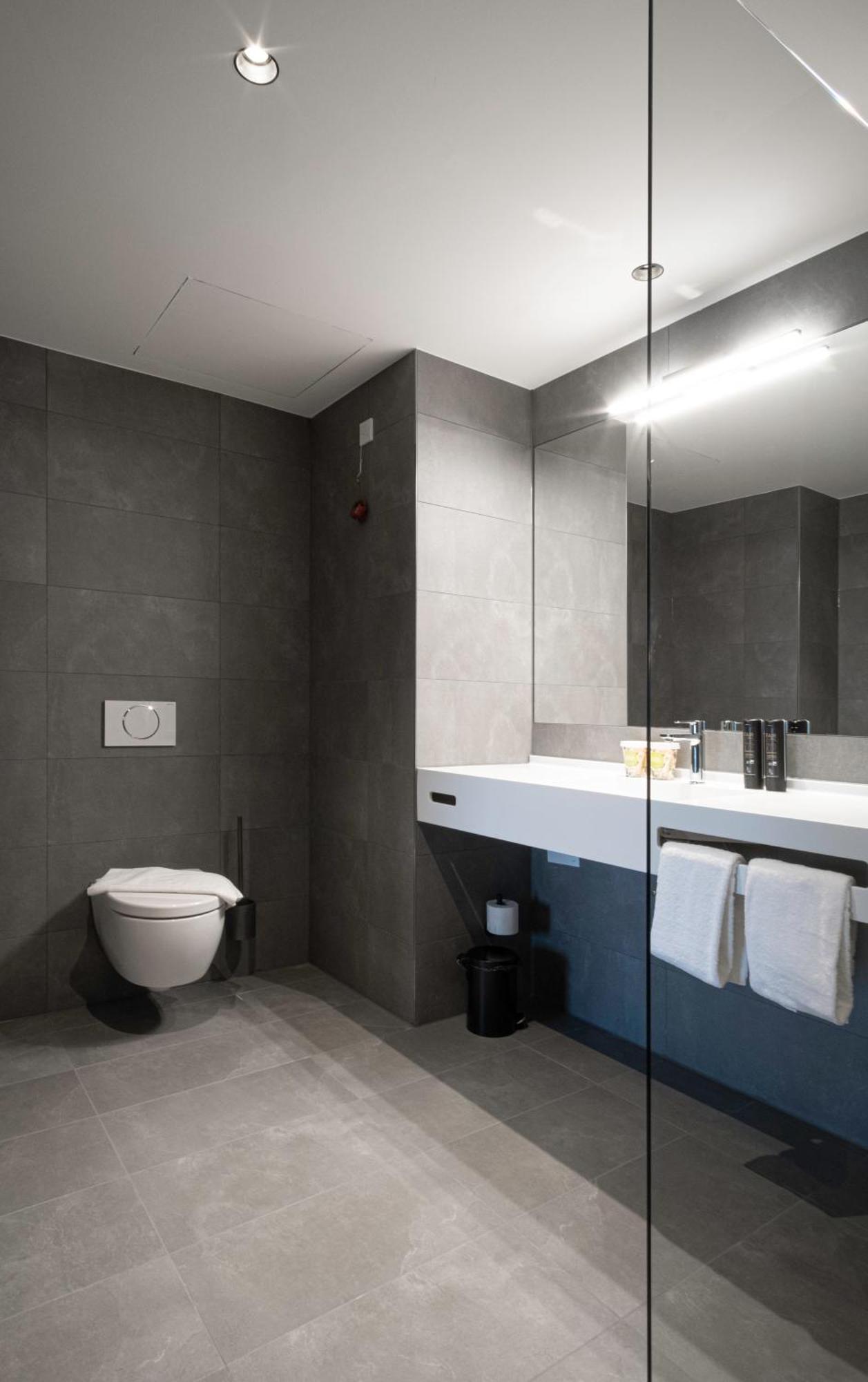 Riku Hotel Ройтлинген Екстериор снимка